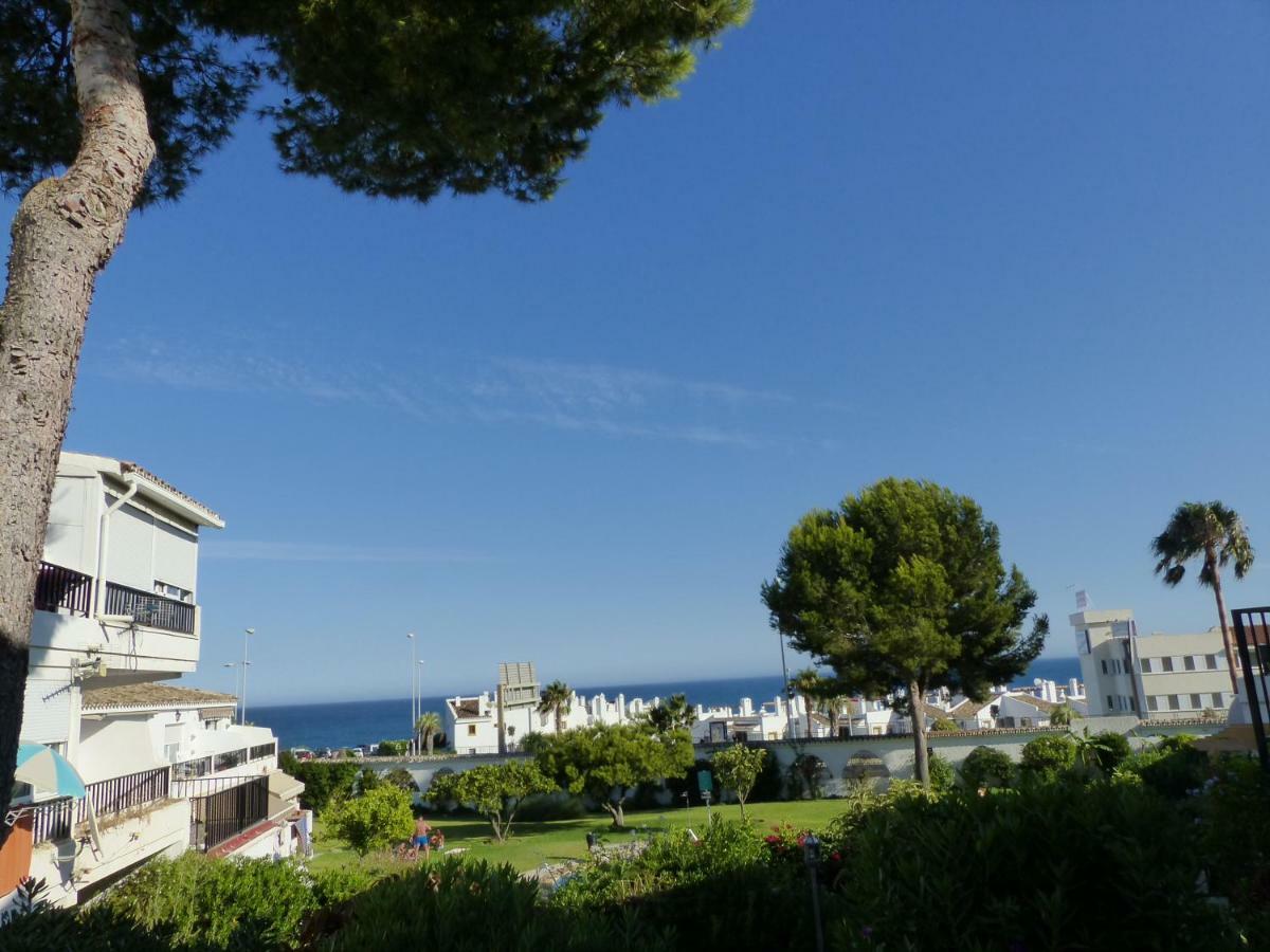 Apartment, 2 Bedrooms, On The Beach, With Pool, Sea Views And Garden -- Included, Parking & Wifi Appartement Benalmádena