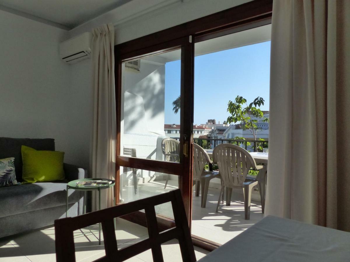 Apartment, 2 Bedrooms, On The Beach, With Pool, Sea Views And Garden -- Included, Parking & Wifi Appartement Benalmádena