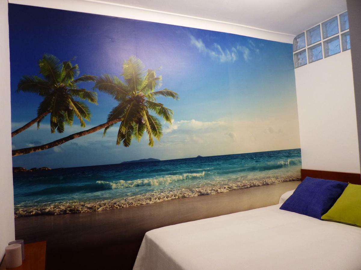 Apartment, 2 Bedrooms, On The Beach, With Pool, Sea Views And Garden -- Included, Parking & Wifi Appartement Benalmádena