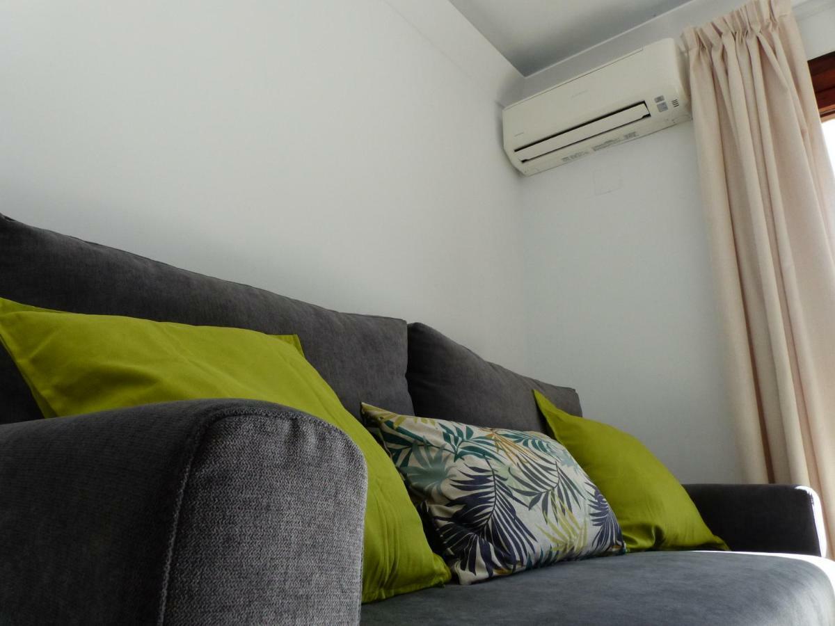Apartment, 2 Bedrooms, On The Beach, With Pool, Sea Views And Garden -- Included, Parking & Wifi Appartement Benalmádena